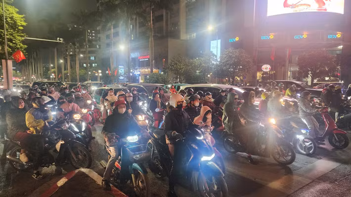 Mặc dù dòng phương tiện đông đúc nhưng với sự chuẩn bị kỹ lưỡng về phương án phân luồng giao thông từ sớm, từ xa nên tình hình giao thông tại khu vực sân vận động Mỹ Đình ổn định, không ùn ứ. Người dân vẫn nâng cao ý thức chấp hành luật trật tự an toàn giao thông.