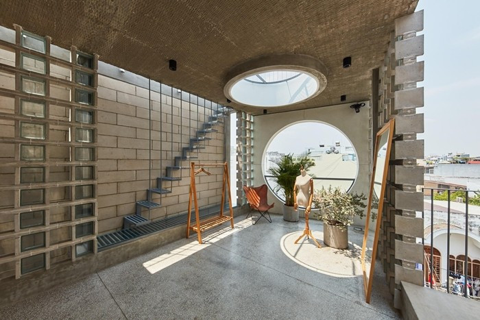 Sân thượng rộng thoáng được tận dụng làm studio sáng tạo của gia chủ. Ảnh: Thiết Vũ