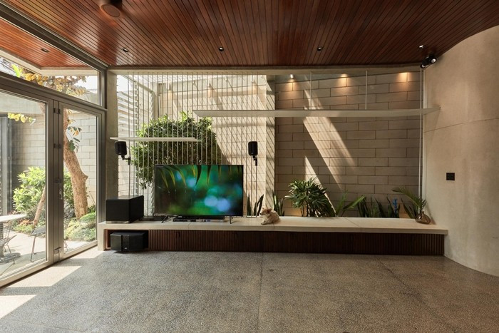 Khe thoáng lấy sáng từ giếng trời, có thể điều chỉnh độ rộng - hẹp tùy theo công năng của từng phòng, từ đó hình thành một “lõi sáng” ở trung tâm ngôi nhà. Ảnh: Thiết Vũ