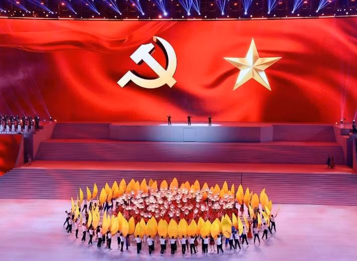 Trong sân vận động Mỹ Đình, chương trình nghệ thuật đặc biệt “Tầm nhìn mới - Kỷ nguyên mới” được tổ chức công phu, hoành tráng, đẹp mắt và ấn tượng để chào mừng thành công Đại hội đại biểu toàn quốc lần thứ XIV của Đảng và 96 năm Ngày thành lập Đảng Cộng sản Việt Nam (3/2/1930 - 3/2/2026).