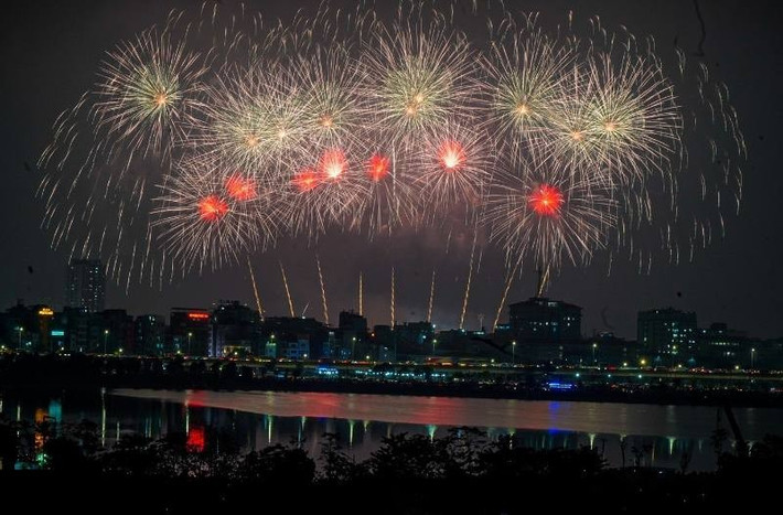 Màn bắn pháo hoa được trình diễn trong sự chào đón của người dân. Pháo hoa tràn ngập ánh sáng, màu sắc và thanh âm tạo nên một "bữa tiệc" đầy đặc sắc trên bầu trời Thủ đô.