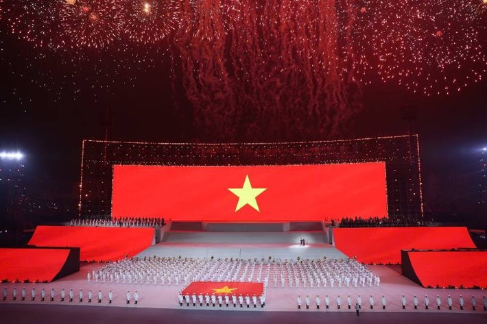 Những tiết mục văn nghệ khơi dậy lòng yêu nước, yêu dân tộc.