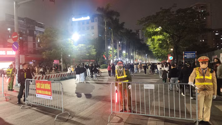 Các tuyến đường xung quanh khu vực sân vận động Mỹ Đình đều được lập chốt cấm đường và thắt chặt an ninh, bảo đảm an toàn cho người dân.