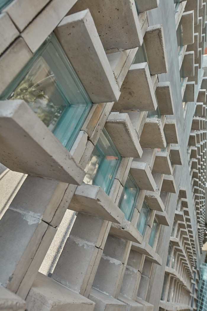 Hệ bông gió kết hợp gạch kính và bê tông, không chỉ tạo điểm nhấn thẩm mỹ mà còn giúp giảm nhiệt. Ảnh: Thiết Vũ