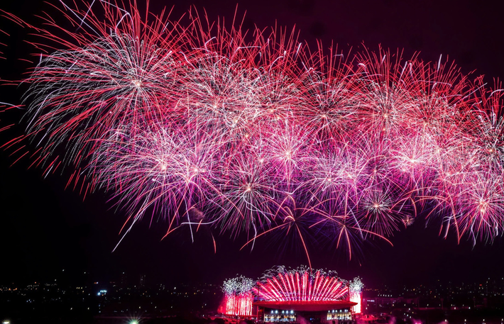 Gần 10.000 đơn vị pháo hoa tầm cao cùng hệ thống giàn phun hỏa thuật hiện đại được đội ngũ 80 chuyên gia trong và ngoài nước tham gia lắp đặt, vận hành.