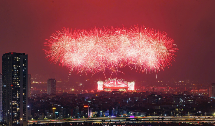 Người dân mãn nhãn với phần trình diễn pháo hoa đẹp nhất từ trước đến nay ở Hà Nội.
