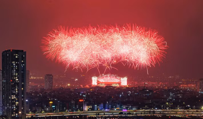 Người dân mãn nhãn với phần trình diễn pháo hoa đẹp nhất từ trước đến nay ở Hà Nội.