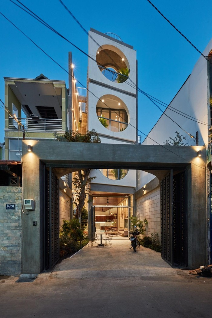 Nằm trong một con hẻm nhỏ tại TP HCM, song ngôi nhà vẫn đáp ứng mong muốn của gia chủ về một khoảng sân rộng, có cây xanh lớn để tạo nên nơi sinh hoạt ngoài trời chan hòa thiên nhiên. Ảnh: Thiết Vũ