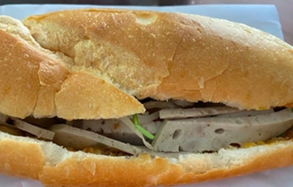105 người nhập viện nghi ngộ độc bánh mì tại Quảng Ngãi