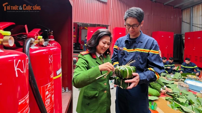 Lính cứu hỏa gói bánh chưng, trực chiến đảm bảo bình yên ngày Tết