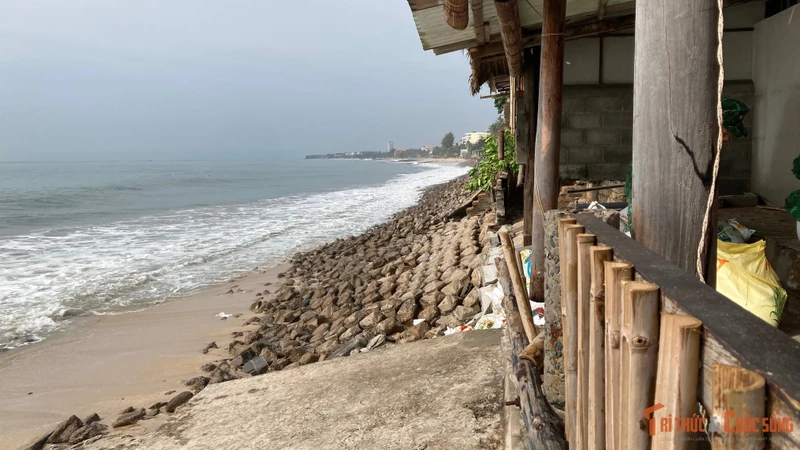 Sóng lớn gây sạt lở bờ biển Hàm Tiến - Mũi Né, di dời khẩn cấp dân cư