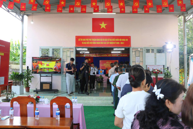 Toàn cảnh điểm bỏ phiếu tại phường Phú An trong buổi sáng ngày bầu cử