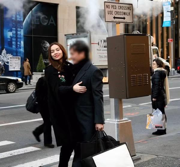  4. Hồ Ngọc Hà và đại gia kim cương Chu Đăng Khoa Tin tức Hồ Ngọc Hà và đại gia kim cương Chu Đăng Khoa hẹn hò rộ lên hồi tháng 5/2015 sau khi hai người lộ ảnh thân mật tại một quán bar ở TP.HCM. Cặp đôi cũng không ít lần bị bắt gặp tình cảm trên đường phố hoặc du lịch nước ngoài. Ảnh: FBDT.