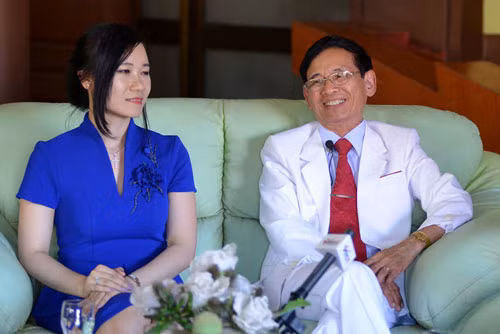  7. Mai Thị Mai - vợ đại gia Lê Ân Nhắc đến "lão đại gia" Lê Ân là người ta nhắc đến ông chủ giàu có của Làng du lịch Chí Linh (TP. Vũng Tàu) với 6 đời vợ. Năm 2011, ông cưới cô vợ thứ 6 Mai Thị Mai - thực tập sinh tại Làng du lịch Chí Linh. Ảnh: Vietnamnet.