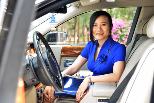 Vị đại gia cho biết thêm, Mai Mai trẻ người nhưng rất chu đáo, biết chăm sóc cho chồng và cũng rất đảm đang. Cô thay ông gánh vác công việc quản lý khu du lịch Chí Linh, được nhân viên cũng như bạn bè ông yêu quý và nể phục. Nhiều khi công việc gặp rắc rối cô là người nhẹ nhàng góp ý giúp ông giải quyết mọi chuyện. Ảnh: Vietnamnet.