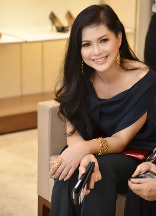 Các mối quan hệ rộng rãi của chồng đã giúp bà bước chân vào lĩnh vực kinh doanh siêu thị, nhưng chính bà là người đã đưa cái nhìn sắc bén về thời trang cao cấp vào Việt Nam. Ảnh: ĐSPL.