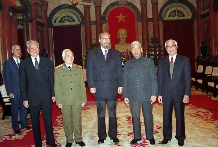 Lãnh tụ Cuba Fidel Castro chụp ảnh cùng Tổng Bí thư Đỗ Mười, Chủ tịch nước Lê Đức Anh, Thủ tướng Võ Văn Kiệt và Đại tướng Võ Nguyên Giáp tại Phủ tịch tối 8/12/1995. Ảnh: Minh Điền/TTXVN.