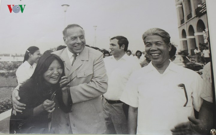 Phó Thủ tướng Liên Xô Heydar Aliyev chụp ảnh cùng Đồng chí Đỗ Mười trong chuyến thăm Việt Nam năm 1983. Ảnh chụp lại ảnh tư liệu. Ảnh: VOV.
