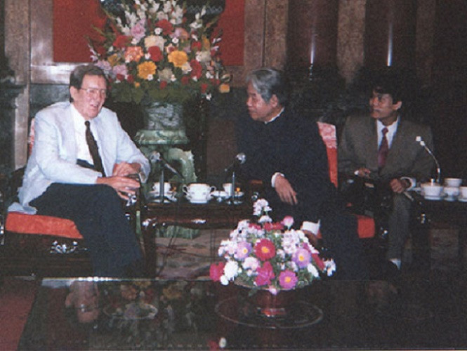 Đặc phái viên của Tổng thống Mỹ, cựu Ngoại trưởng Edmund Muskie tiếp kiến Tổng Bí thư Đỗ Mười vào tháng 4/1993. (Ảnh do nguyên Đại sứ Việt Nam đầu tiên tại Mỹ Lê Văn Bàng cung cấp)