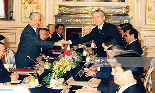Tổng Bí thư Đỗ Mười bắt tay Thủ tướng Nhật Bản Tomiichi Murayama trong cuộc gặp tại Cung điện Akasaka trong khuôn khổ chuyến thăm chính thức Nhật Bản từ ngày 18-19/4/1995. Ảnh: Getty Images.