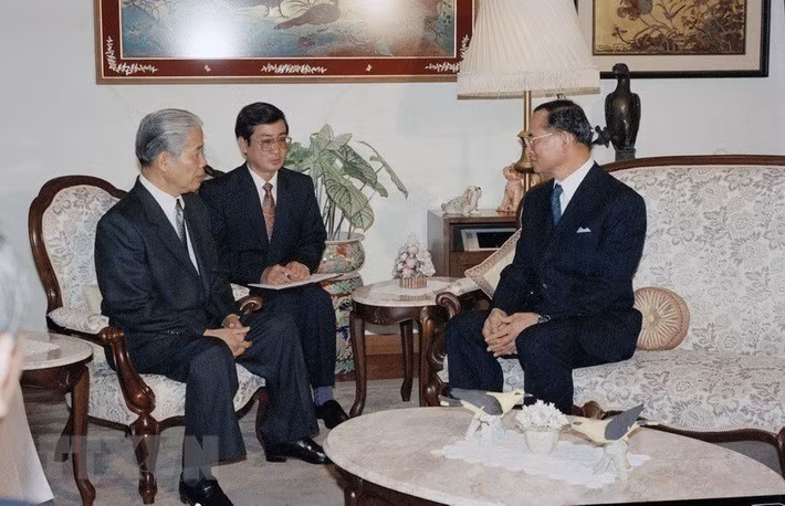 Nhà vua Thái Lan Bhumibol Adulyadej tiếp Tổng bí thư Đỗ Mười thăm Thái Lan, chiều 16/10/1993, tại thủ đô Bangkok. Ảnh: TTXVN.