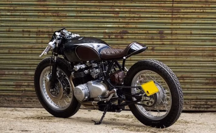 Các bánh của chiếc xe có vành nan với kích thước lên tới 19 inch, kết hợp cùng những chiếc lốp gai dạng retro khiến cho Ripon có vẻ ngoài năng động hơn.