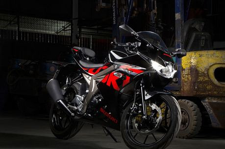 Ra mắt cùng thời điểm với Suzuki GSX-S150, Suzuki GSX-R150 là phiên bản môtô phân khối nhỏ của hãng Suzuki. Là một mẫu xe hoàn toàn mới của Suzuki, GSX-R150 sở hữu thiết kế mang phong cách sportbike thuần chất với nhiều chi tiết chịu ảnh hưởng từ "đàn anh" GSX-R1000 thế hệ mới. Xe có giá 75 triệu đồng tại thị trường Việt.