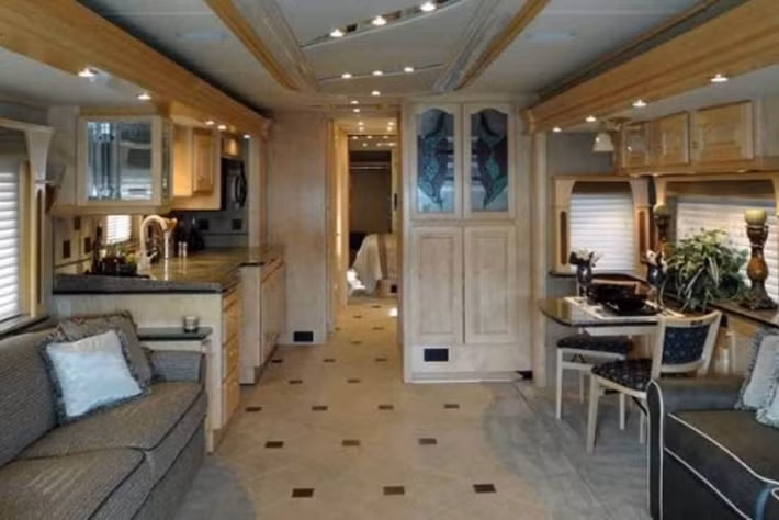 Country Coach Magna 630 được trang bị một khối động cơ Cummins 600 mã lực cùng tấm pin mặt trời trên mái nhà của chiếc xe giúp nó cung cấp năng lượng cho bên trong xe. Đặc biệt chiếc Magna cũng cung cấp keyless entry.