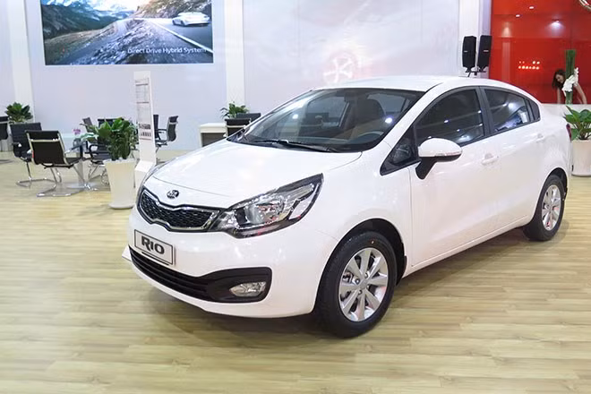 Mẫu xe giá rẻ tiếp theo là Kia Rio với giá bán trên thị trường chỉ 470 Triệu đồng. Kia Rio được nhập khẩu nguyên chiếc từ Hàn Quốc với 2 biến thể sedan và hatchback. Phiên bản rẻ nhất là sedan MT.