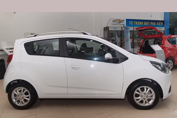 Tại thị trường ôtô Việt Nam, Chevrolet Spark Duo được bán ra với 3 phiên bản LT, LS và DUO cùng mức giá dao động từ 279-389 triệu đồng, cạnh tranh trực tiếp với Kia Morning và Hyundai i10.