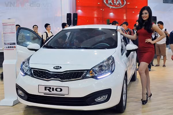 Xe khá tiện nghi với đề thông minh, cửa sổ trời panaramic, tay lái trợ lực điện tích hợp các nút chức năng. Hệ thống âm thanh với CD, điện thoại rảnh tay. Đối thủ của Kia Rio là Toyota Vios , Honda City, Ford Fiesta, Hyundai Accent