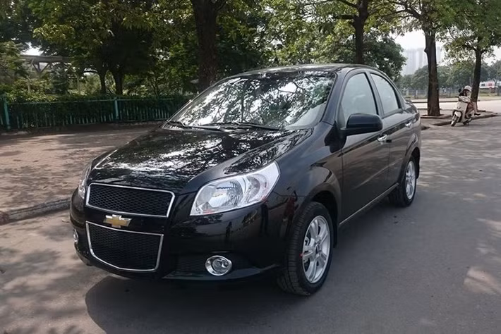 Với giá bán chỉ 419 Triệu đồng cho phiên bản LT, Chevrolet Aveo cũng nằm trong top xe rẻ nhất thị trường Việt. Chevrolet Aveo sở hữu ngoại hình mạnh mẽ và cá tính đậm chất cơ bắp Mỹ.