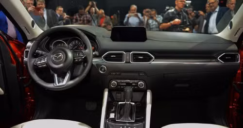 Không chỉ được làm mới ở bên ngoài, nội thất của Mazda CX-5 thế hệ mới tái thiết kế với vô-lăng 3 chấu tích hợp phím chức năng, ghế ngồi bọc da cao cấp màu trắng, màn hình cảm ứng thước 4.6 inch TFT, tích hợp hiển thị head-up trên kính chắn gió. 