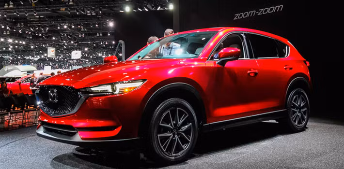 CX-5 thế hệ mới phân phối tại Singapore với 2 phiên bản động cơ khác nhau cho khách hàng lựa chọn gồm bản động cơ xăng 4 xi lanh 2.0 lít SkyActiv-G, công suất 165 mã lực cùng mô-men xoắn 210 Nm.