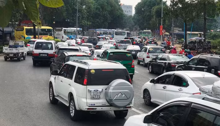 Ùn tắc giao thông trên đường Đinh Bộ Lĩnh. Nhiều người dù chỉ còn cách bến xe chưa đầy 1km nhưng mất gần 1 tiếng đồng hồ mới đến được bến xe vì ùn tắc.