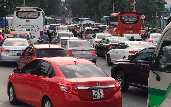 Những ngày này, khi đã vào cao điểm người dân về quê nghỉ Tết, bến xe Miền Đông đã trở nên quá tải từ trong bến đến các tuyến đường đổ về bến.