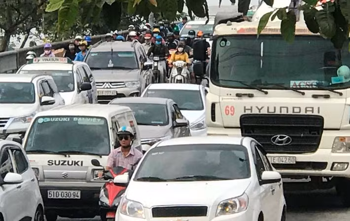 Suốt cả ngày hôm nay 26 Tết Mậu Tuất (11/2), các hướng đường đổ về bến xe Miền Đông, quận Bình Thạnh, TP.HCM kẹt cứng giữa biển người và phương tiện.