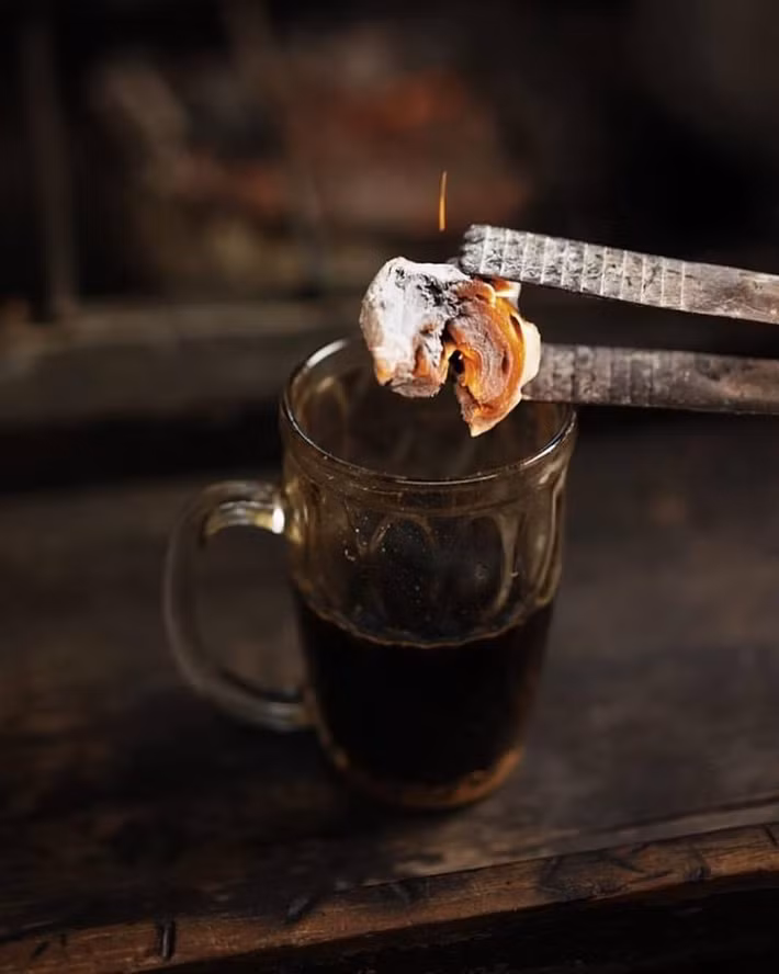 Một cửa hàng cafe ở Yogyakarta (Indonesia) trở nên đắt khách hơn bao giờ hết khi giới thiệu ly cafe độc đáo có tên Kopi Joss. (Ảnh Foodandfeast/Facebook) 