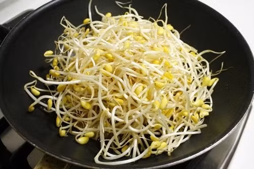 Bên cạnh đó, giá đỗ có tính hàn nên không nên ăn khi đói cũng như khi đang uống thuốc. Người thể hàn, chân tay lạnh thiếu lực, đi ngoài phân lỏng cũng không nên ăn giá đỗ.