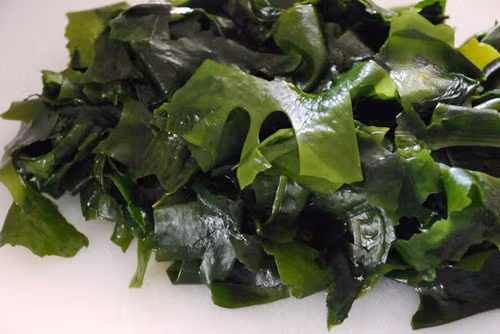 Rong biển rất tốt cho phụ nữ mang thai, phụ nữ cho con bú, trẻ em, người già, người bị bệnh cao huyết áp, thừa cholesterol trong máu và ngăn ngừa ung thư hiệu quả. (Nguồn Timcachlam) 