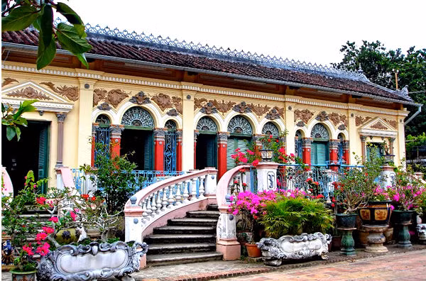 Vị đại gia này đã dành một khoảng sân rộng lớn để trồng các loại hoa kiểng, xương rồng lạ mắt. Ảnh: Internet.