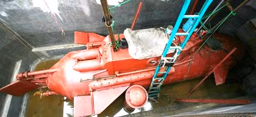 Dự kiến, tàu ngầm này có thể lặn sâu 50m, hoạt động độc lập trên biển 15 ngày, lúc lặn có thể đạt tốc độ 20-25 hải lý/giờ! Tuy nhiên, theo các chuyên gia, chiếc tàu ngầm sản xuất thủ công như của người kỹ sư cơ khí “chân đất” ở quê lúa Thái Bình này chẳng khác gì một thứ đồ chơi được làm đắt tiền, bởi vì ông Hòa đã bỏ ra 1 tỷ đồng để lắp ráp nó. Để đưa chiếc tàu ngầm này vào sử dụng chắc sẽ còn một thời gian dài nghiên cứu, thử nghiệm và tốn nhiều tiền của, thời gian. Ảnh: Lao động.