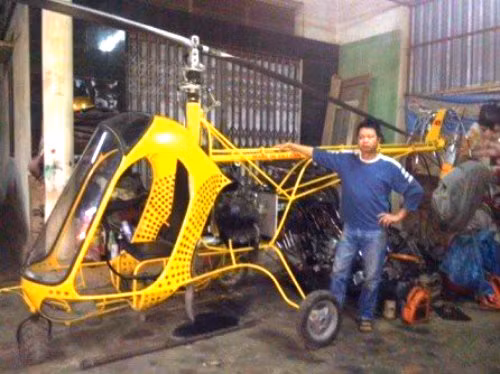  2. “Đại gia” chân đất chế máy bay để trong nhà Đầu năm 2014, thông tin anh thợ sửa xe máy Nguyễn Văn Thắng (quận Long Biên, Hà Nội) chế tạo thành công máy bay khiến nhiều người ngỡ ngàng thán phục. Sau 3 tháng miệt mài, vị "đại gia" chân đất đã hoàn thiện chiếc trực thăng với tổng chi phí gần 200 triệu đồng. Ảnh: Vietnamnet.