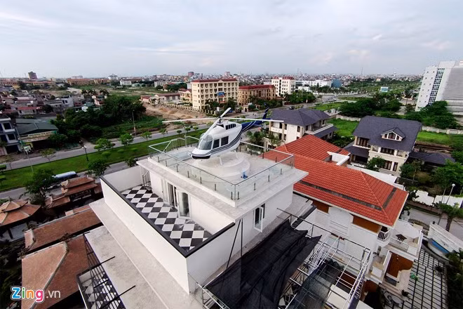 Theo Zing.vn, thông tin do thợ xây cung cấp, chiếc trực thăng mô hình được thiết kế bằng tôn, khung hép không gỉ, bên trong rỗng hoàn toàn, chân được hàn chặt vào nền xi măng. Tổng chi phí cho chiếc trực thăng mô hình này là 20 triệu đồng, thời gian thiết kế và thi công hết 6 tháng. Ảnh Zing.