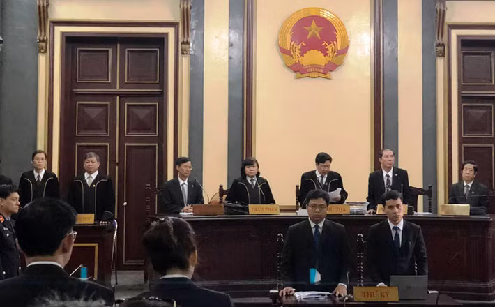 Đúng 8h30 ngày 8/1, Chủ tọa phiên tòa là thẩm phán Phạm Lương Toản, Chánh Tòa Hình sự, TAND TP.HCM khai mạc phiên tòa. Đáng chú ý trong phiên tòa này, TAND TP.HCM áp dụng mô hình xét xử mới, trong phiên tòa không có vành móng ngựa, luật sư và đại diện VKS nhân dân sẽ ngồi ngang hàng với nhau. Đây là quy định về phóng xử án có hiệu lực từ ngày 1/1/2018 do Chánh án TAND Tối cao vừa ký ban hành, các phiên tòa xử án đều không có vành móng ngựa.