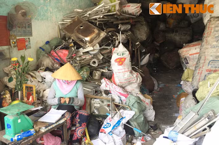 Theo ghi nhận của PV Kiến Thức, trên địa bàn TP.HCM từ các quận trung tâm ra đến quận, huyện ngoại thành, hàng trăm vựa thu mua phế liệu nằm giữa khu dân cư (KDC), hoạt động nhộn nhịp suốt ngày đêm.