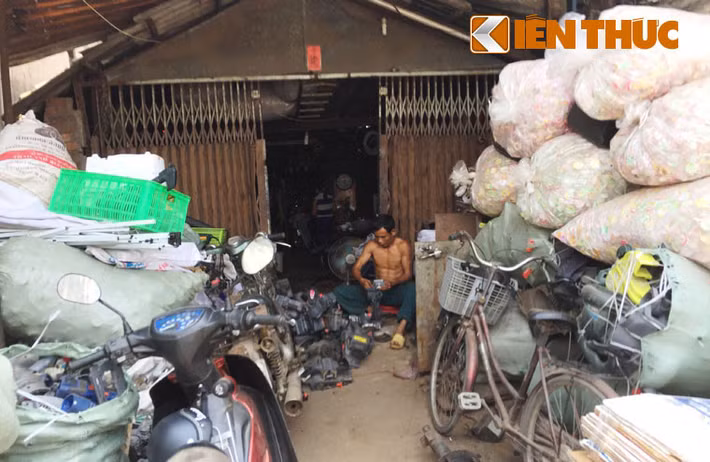 Người đàn ông này đang đục đẽo đống sắt, thép phế liệu cùng đủ thứ hàng trôi nổi vừa thu mua được. Không ai biết được trong đống phế liệu này, những thứ "chết người" như đạn, mìn, bình gas, hoá chất có sót lại và hậu quả sẽ như thế nào?