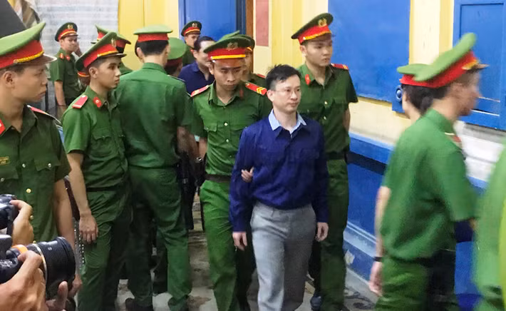 Hơn 70 luật sư tham gia bào chữa, bảo vệ quyền và lợi ích hợp pháp cho người có liên quan. Trong đó, bị cáo Phạm Công Danh có 7 luật sư, bị cáo Trầm Bê có 2 luật sư.