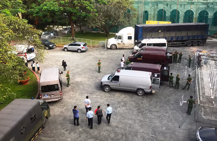 Sáng 8/1, TAND TP.HCM mở phiên xét xử sơ thẩm vụ án Phạm Công Danh (giai đoạn 2) và 45 đồng phạm "cố ý làm trái quy định của nhà nước về quản lý kinh tế gây hậu quả nghiêm trọng" liên quan đến Ngân hàng TMCP Sài Gòn Thương Tín (Sacombank), Ngân hàng TMCP Đầu tư và phát triển Việt Nam (BIDV), Ngân hàng TMCP xây dựng VN (VNCB).