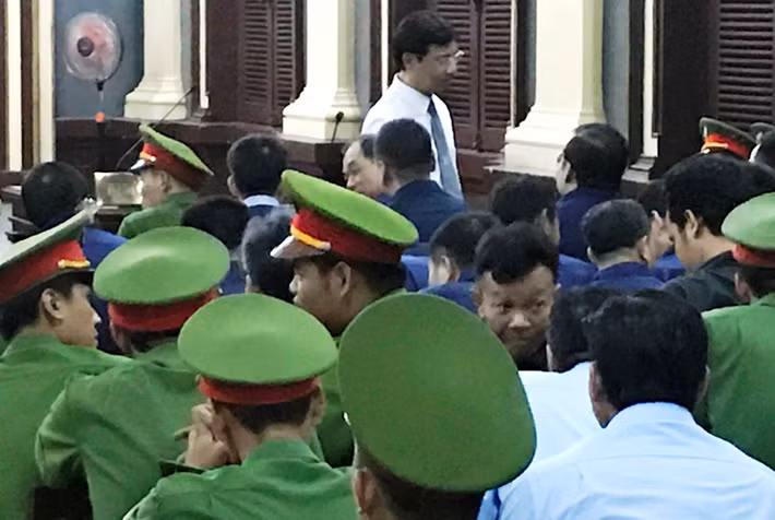 Các luật sự trao đổi với bị cáo tại phiên tòa.